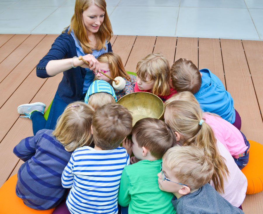 Kinder hören auf den Klang der Klangschale