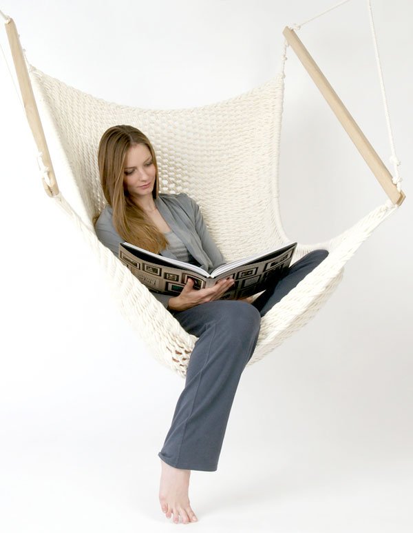 Eine Frau liest im Traumschwinger XXL