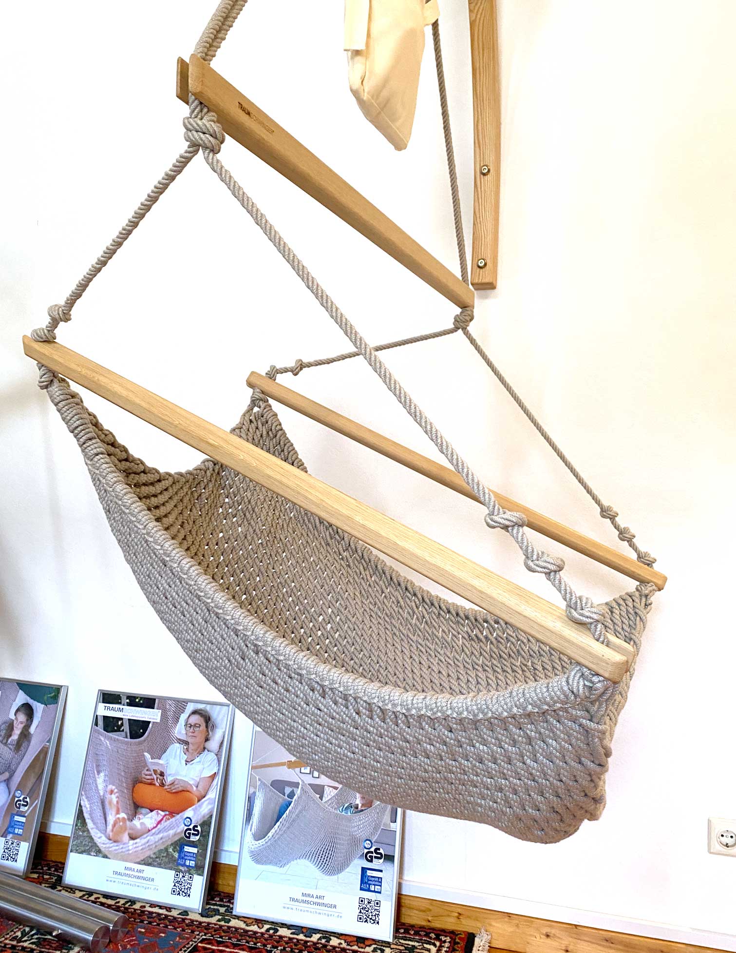 Musterteil - Unikat - NEU! - TRAUMSCHWINGER L - Netzfarbe silver melange, Holz hell geölt, Seiltasche natur